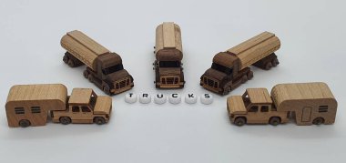 Ahşaptan yapılmış küçük ahşap modellerin yaratıcı çekimlerini kapat, diğer adıyla Simgeler.