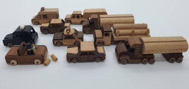 Ahşaptan yapılmış küçük ahşap modellerin yaratıcı çekimlerini kapat, diğer adıyla Simgeler.