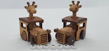 Ahşaptan yapılmış küçük ahşap modellerin yaratıcı çekimlerini kapat, diğer adıyla Simgeler.