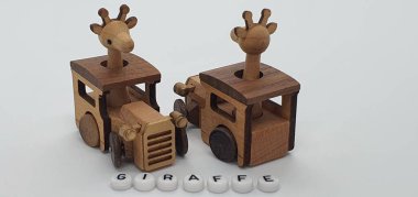 Ahşaptan yapılmış küçük ahşap modellerin yaratıcı çekimlerini kapat, diğer adıyla Simgeler.