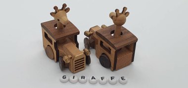 Ahşaptan yapılmış küçük ahşap modellerin yaratıcı çekimlerini kapat, diğer adıyla Simgeler.