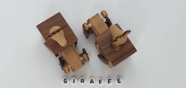 Ahşaptan yapılmış küçük ahşap modellerin yaratıcı çekimlerini kapat, diğer adıyla Simgeler.