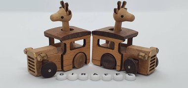 Ahşaptan yapılmış küçük ahşap modellerin yaratıcı çekimlerini kapat, diğer adıyla Simgeler.