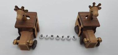 Ahşaptan yapılmış küçük ahşap modellerin yaratıcı çekimlerini kapat, diğer adıyla Simgeler.