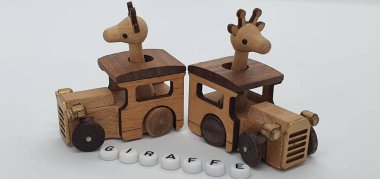 Ahşaptan yapılmış küçük ahşap modellerin yaratıcı çekimlerini kapat, diğer adıyla Simgeler.