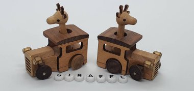 Ahşaptan yapılmış küçük ahşap modellerin yaratıcı çekimlerini kapat, diğer adıyla Simgeler.