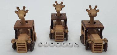 Ahşaptan yapılmış küçük ahşap modellerin yaratıcı çekimlerini kapat, diğer adıyla Simgeler.