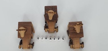 Ahşaptan yapılmış küçük ahşap modellerin yaratıcı çekimlerini kapat, diğer adıyla Simgeler.