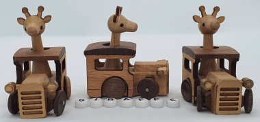 Ahşaptan yapılmış küçük ahşap modellerin yaratıcı çekimlerini kapat, diğer adıyla Simgeler.