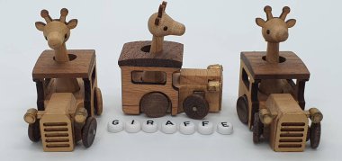 Ahşaptan yapılmış küçük ahşap modellerin yaratıcı çekimlerini kapat, diğer adıyla Simgeler.