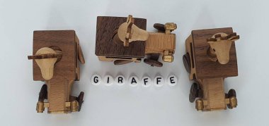 Ahşaptan yapılmış küçük ahşap modellerin yaratıcı çekimlerini kapat, diğer adıyla Simgeler.