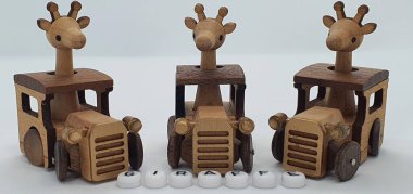 Ahşaptan yapılmış küçük ahşap modellerin yaratıcı çekimlerini kapat, diğer adıyla Simgeler.