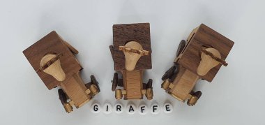 Ahşaptan yapılmış küçük ahşap modellerin yaratıcı çekimlerini kapat, diğer adıyla Simgeler.