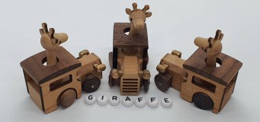 Ahşaptan yapılmış küçük ahşap modellerin yaratıcı çekimlerini kapat, diğer adıyla Simgeler.