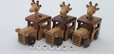 Ahşaptan yapılmış küçük ahşap modellerin yaratıcı çekimlerini kapat, diğer adıyla Simgeler.