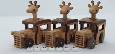 Ahşaptan yapılmış küçük ahşap modellerin yaratıcı çekimlerini kapat, diğer adıyla Simgeler.