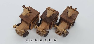 Ahşaptan yapılmış küçük ahşap modellerin yaratıcı çekimlerini kapat, diğer adıyla Simgeler.