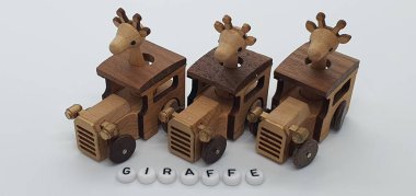 Ahşaptan yapılmış küçük ahşap modellerin yaratıcı çekimlerini kapat, diğer adıyla Simgeler.