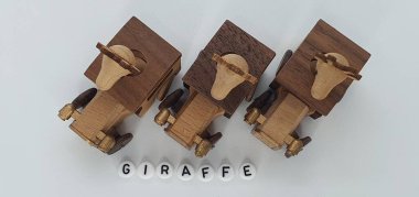 Ahşaptan yapılmış küçük ahşap modellerin yaratıcı çekimlerini kapat, diğer adıyla Simgeler.