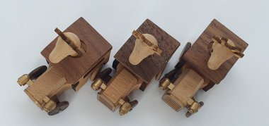 Ahşaptan yapılmış küçük ahşap modellerin yaratıcı çekimlerini kapat, diğer adıyla Simgeler.