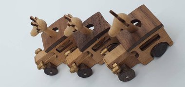 Ahşaptan yapılmış küçük ahşap modellerin yaratıcı çekimlerini kapat, diğer adıyla Simgeler.