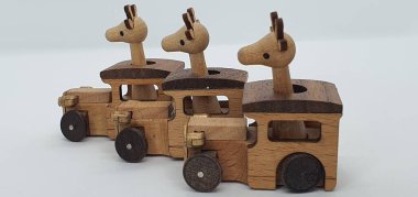 Ahşaptan yapılmış küçük ahşap modellerin yaratıcı çekimlerini kapat, diğer adıyla Simgeler.