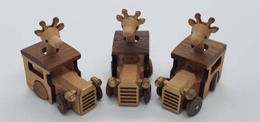 Ahşaptan yapılmış küçük ahşap modellerin yaratıcı çekimlerini kapat, diğer adıyla Simgeler.