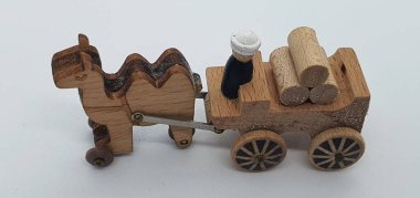 Ahşaptan yapılmış küçük ahşap modellerin yaratıcı çekimlerini kapat, diğer adıyla Simgeler.