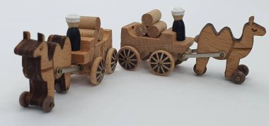 Ahşaptan yapılmış küçük ahşap modellerin yaratıcı çekimlerini kapat, diğer adıyla Simgeler.