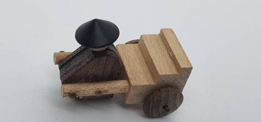 Ahşaptan yapılmış küçük ahşap modellerin yaratıcı çekimlerini kapat, diğer adıyla Simgeler.