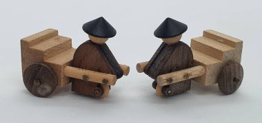 Ahşaptan yapılmış küçük ahşap modellerin yaratıcı çekimlerini kapat, diğer adıyla Simgeler.