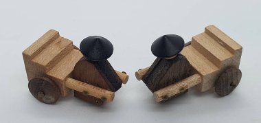 Ahşaptan yapılmış küçük ahşap modellerin yaratıcı çekimlerini kapat, diğer adıyla Simgeler.