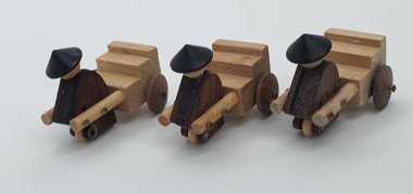 Ahşaptan yapılmış küçük ahşap modellerin yaratıcı çekimlerini kapat, diğer adıyla Simgeler.