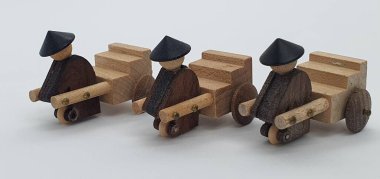 Ahşaptan yapılmış küçük ahşap modellerin yaratıcı çekimlerini kapat, diğer adıyla Simgeler.