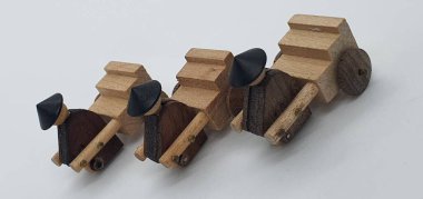 Ahşaptan yapılmış küçük ahşap modellerin yaratıcı çekimlerini kapat, diğer adıyla Simgeler.