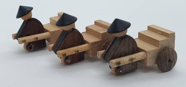 Ahşaptan yapılmış küçük ahşap modellerin yaratıcı çekimlerini kapat, diğer adıyla Simgeler.