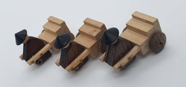 Ahşaptan yapılmış küçük ahşap modellerin yaratıcı çekimlerini kapat, diğer adıyla Simgeler.