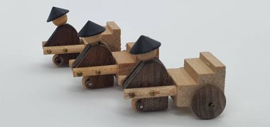 Ahşaptan yapılmış küçük ahşap modellerin yaratıcı çekimlerini kapat, diğer adıyla Simgeler.