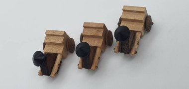 Ahşaptan yapılmış küçük ahşap modellerin yaratıcı çekimlerini kapat, diğer adıyla Simgeler.