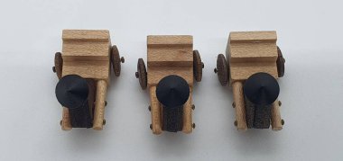 Ahşaptan yapılmış küçük ahşap modellerin yaratıcı çekimlerini kapat, diğer adıyla Simgeler.