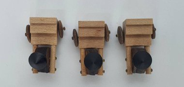 Ahşaptan yapılmış küçük ahşap modellerin yaratıcı çekimlerini kapat, diğer adıyla Simgeler.