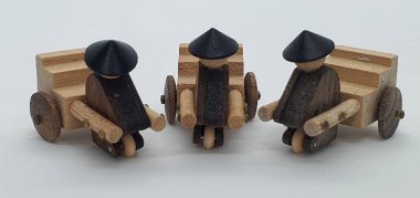 Ahşaptan yapılmış küçük ahşap modellerin yaratıcı çekimlerini kapat, diğer adıyla Simgeler.