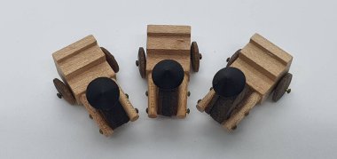 Ahşaptan yapılmış küçük ahşap modellerin yaratıcı çekimlerini kapat, diğer adıyla Simgeler.