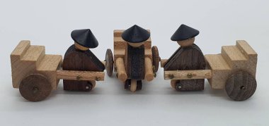 Ahşaptan yapılmış küçük ahşap modellerin yaratıcı çekimlerini kapat, diğer adıyla Simgeler.