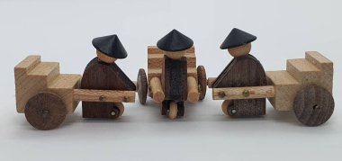 Ahşaptan yapılmış küçük ahşap modellerin yaratıcı çekimlerini kapat, diğer adıyla Simgeler.