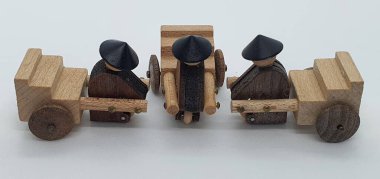 Ahşaptan yapılmış küçük ahşap modellerin yaratıcı çekimlerini kapat, diğer adıyla Simgeler.