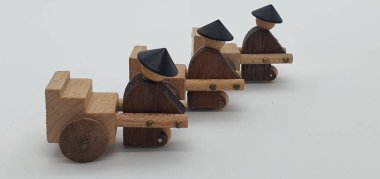 Ahşaptan yapılmış küçük ahşap modellerin yaratıcı çekimlerini kapat, diğer adıyla Simgeler.