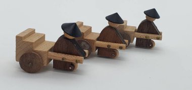 Ahşaptan yapılmış küçük ahşap modellerin yaratıcı çekimlerini kapat, diğer adıyla Simgeler.