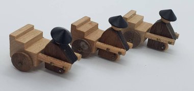 Ahşaptan yapılmış küçük ahşap modellerin yaratıcı çekimlerini kapat, diğer adıyla Simgeler.