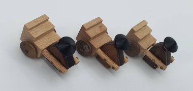 Ahşaptan yapılmış küçük ahşap modellerin yaratıcı çekimlerini kapat, diğer adıyla Simgeler.